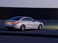 Mercedes-Benz E500 Coupe with AMG Sports Pack (2009) - picture 8 of 15