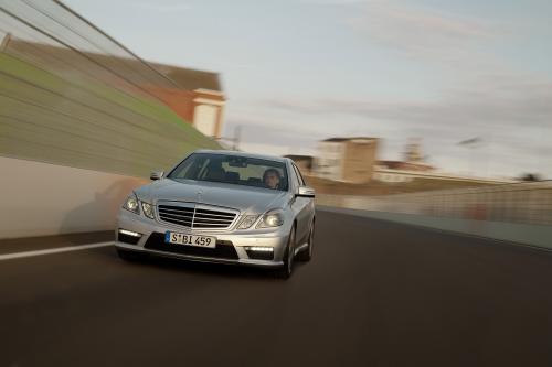 Mercedes-Benz E63 AMG Saloon (2010) - picture 9 of 19
