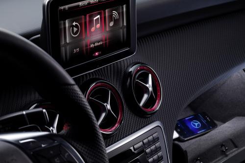 Mercedes-Benz iPhone on wheels - A-Class interior (2012) - picture 1 of 3