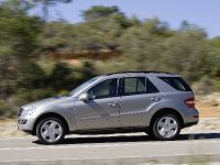 Mercedes-Benz ML 350 BlueTEC (2009) - picture 2 of 4