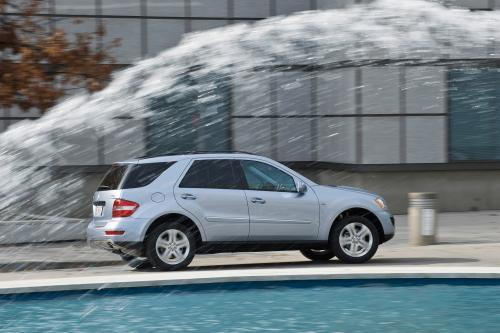 Mercedes-Benz ML 450 HYBRID (2010) - picture 24 of 27