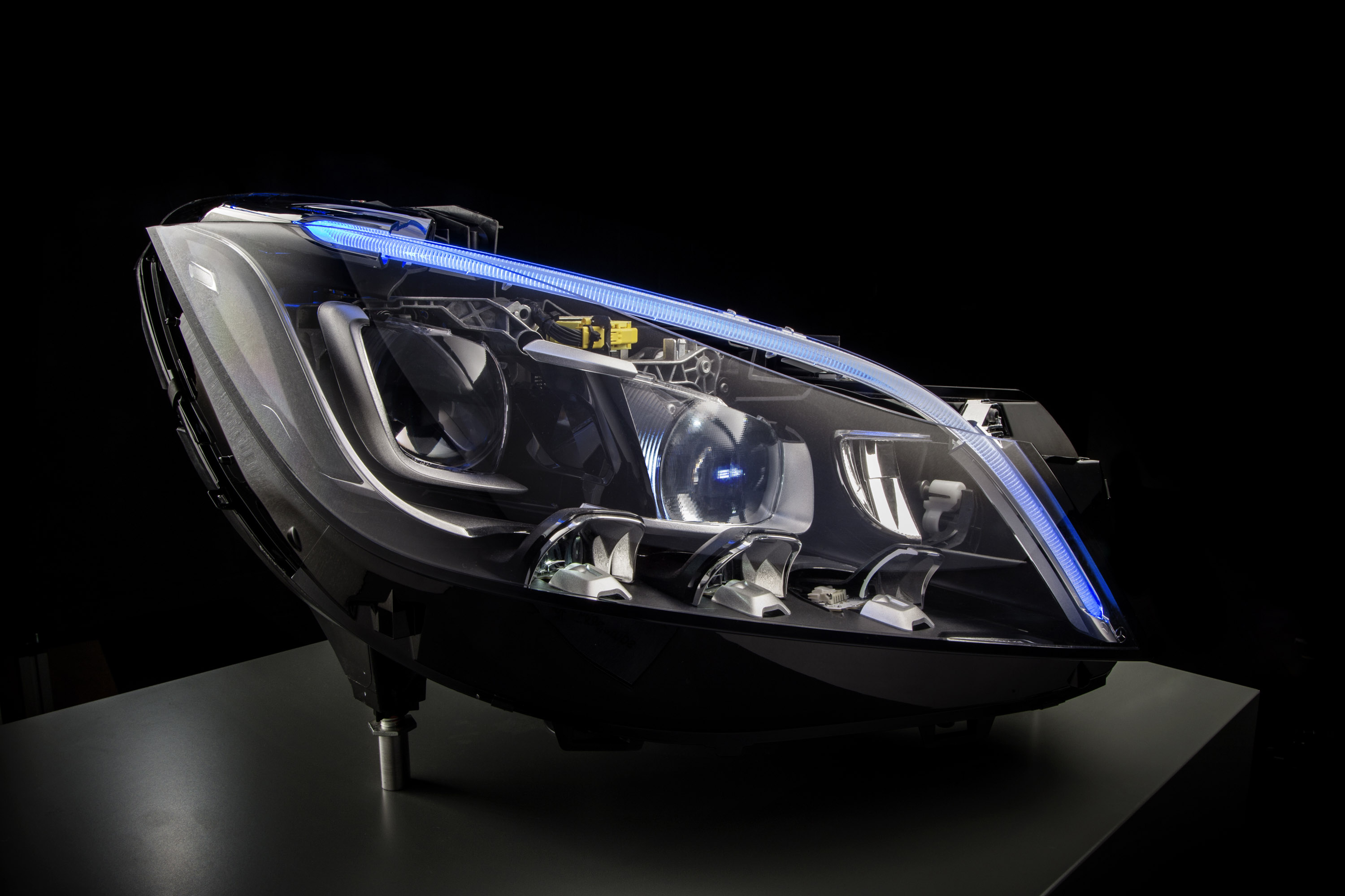 Mercedes-Benz MULTIBEAM LED headlamps