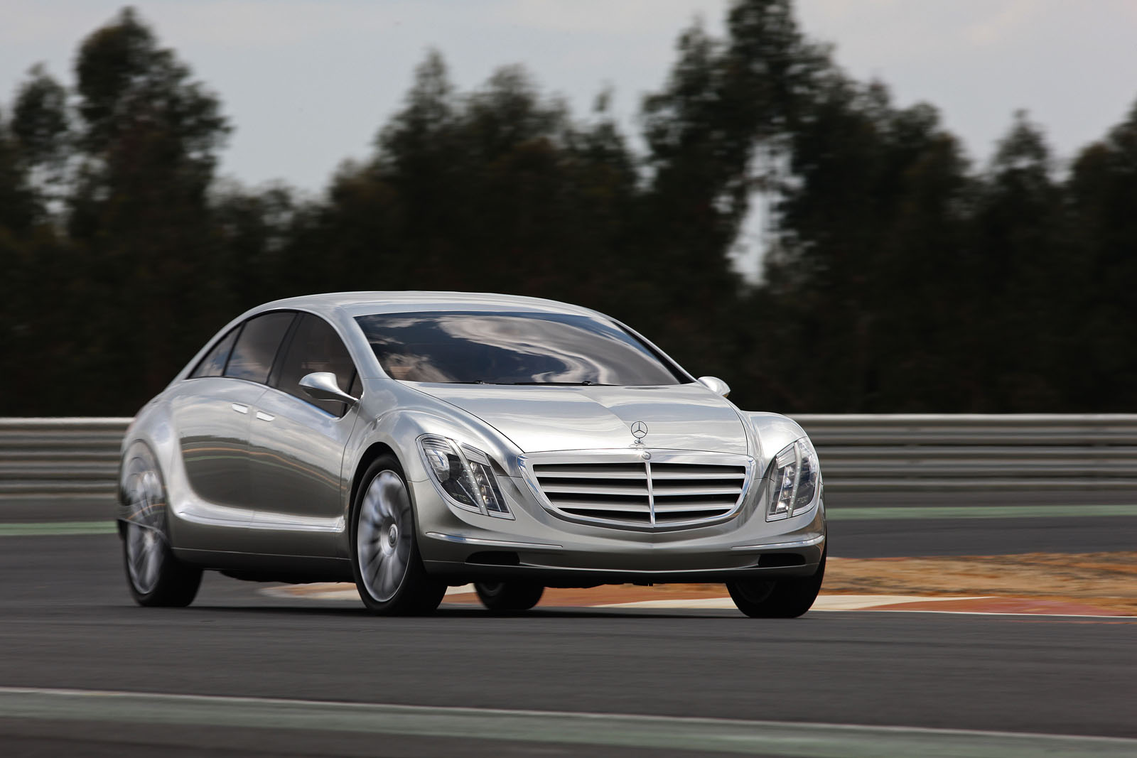 Mercedes-Benz F 700 Road to the Future