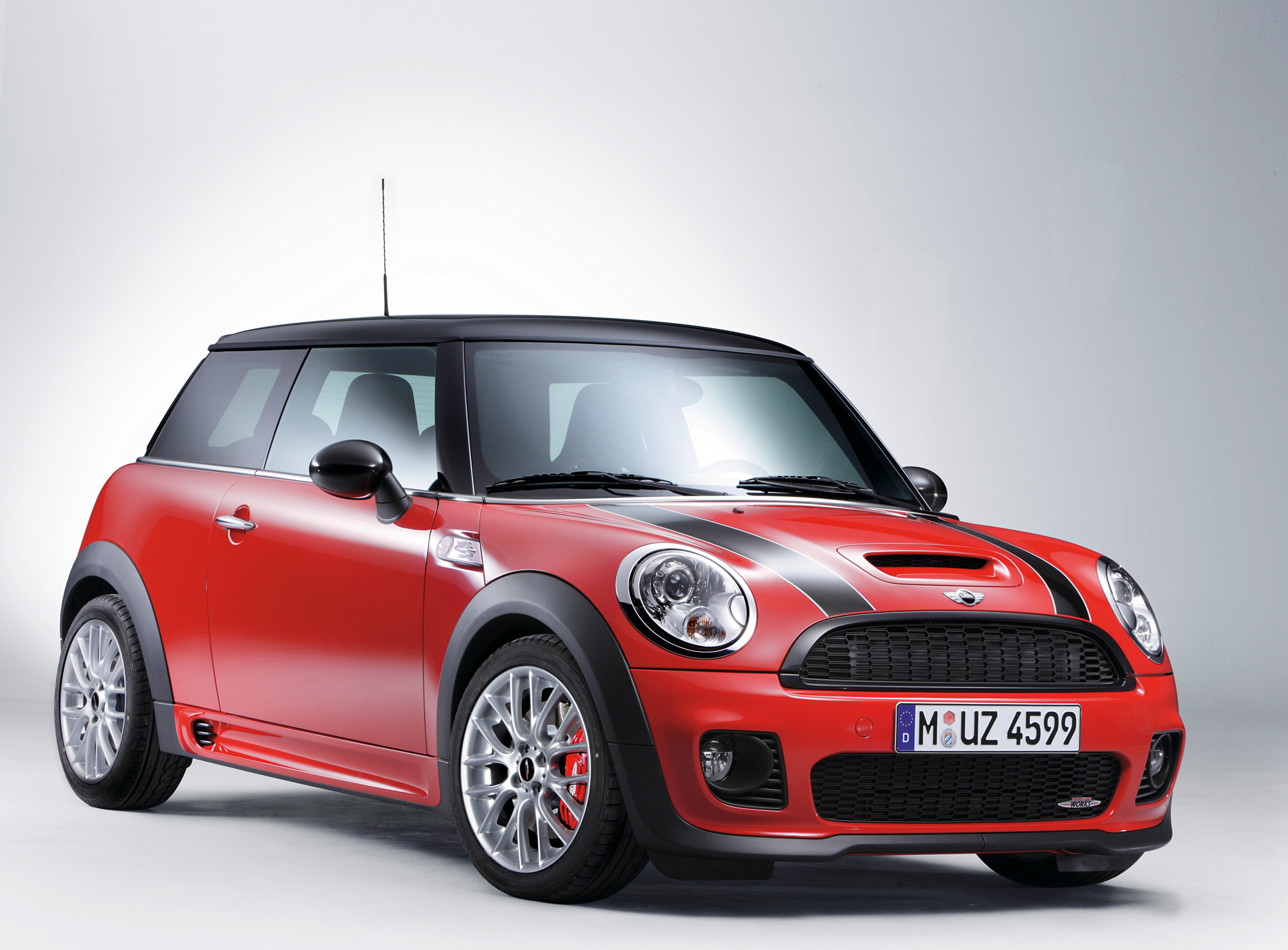 Машина небольшого размера. Ниссан мини Купер. 2009 Mini John Cooper works. Mini Cooper r56 2008. Mini Cooper JCW 2008.