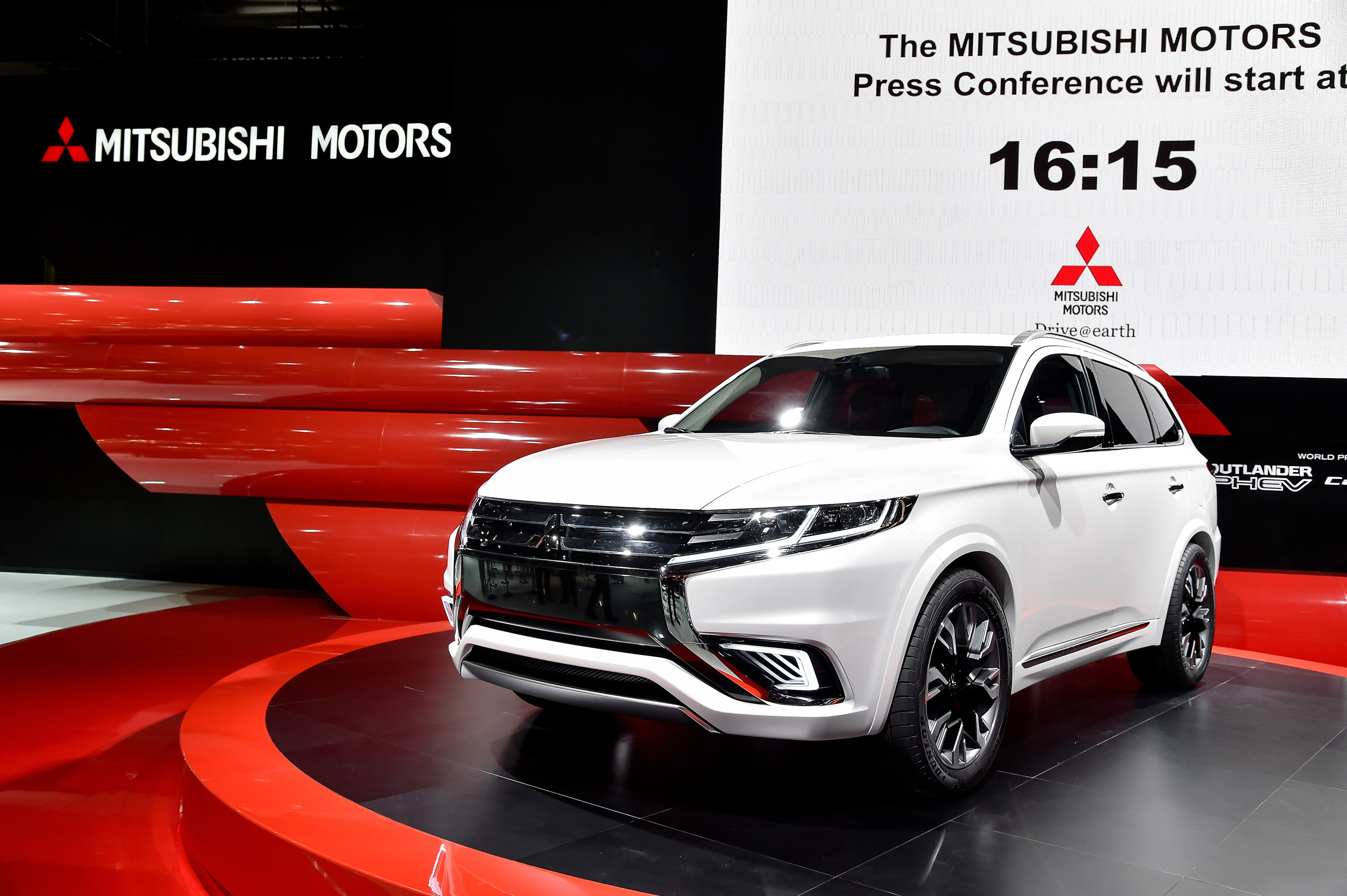 Первая мицубиси. Mitsubishi Outlander 2015 Concept. Митсубиси Аутлендер PHEV 2015. Митсубиси Аутлендер Моторс. Новый Аутлендер 2024.