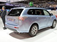 Mitsubishi Outlander PHEV Geneva (2014) - picture 2 of 2