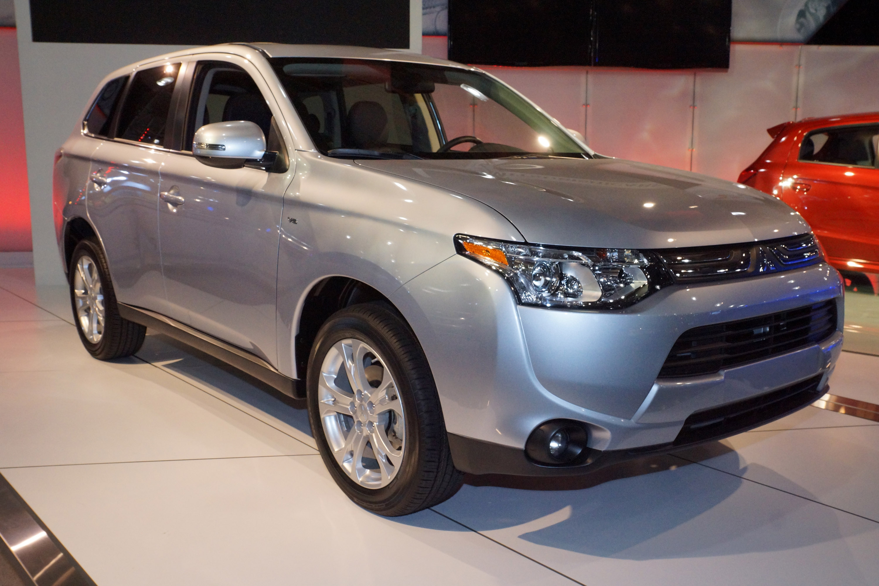 Аутлендер гибрид купить. Mitsubishi Outlander Hybrid 2013. Митсубиси Аутлендер гибрид 2014. Mitsubishi Outlander 2014. Mitsubishi Outlander PHEV 2013.