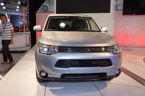 Mitsubishi Outlander PHEV New York (2013) - picture 1 of 3