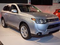 Mitsubishi Outlander PHEV New York (2013) - picture 2 of 3