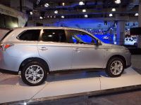 Mitsubishi Outlander PHEV New York (2013) - picture 3 of 3