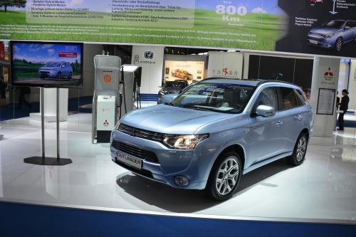 Mitsubishi Outlander Plug-In Hybrid Frankfurt (2013) - picture 1 of 2