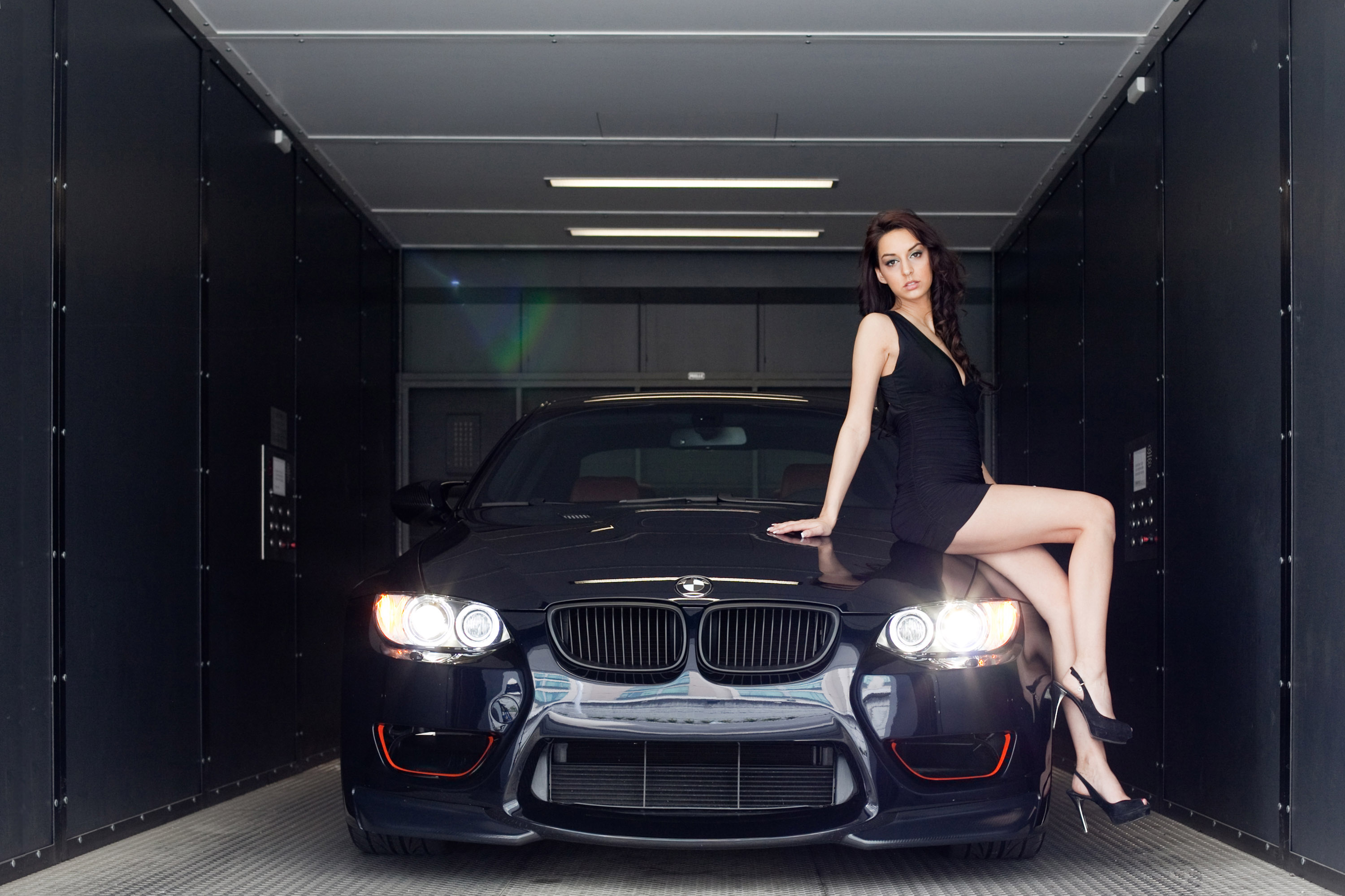 Женщина на капоте. BMW m3 девушки Булкина. BMW f10 и девушка. BMW e60 и девушка. Девушка в машине.