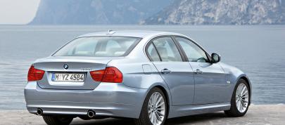 BMW 3 Series (2009) - picture 7 of 34