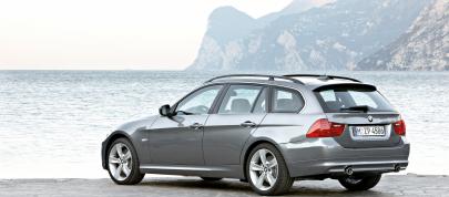 BMW 3 Series (2009) - picture 15 of 34