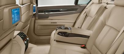 BMW 7 Series (2009) - picture 7 of 9