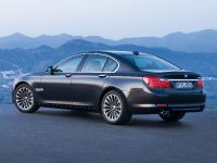 BMW 7 series (2009) - picture 2 of 9