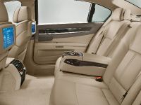 BMW 7 series (2009) - picture 7 of 9