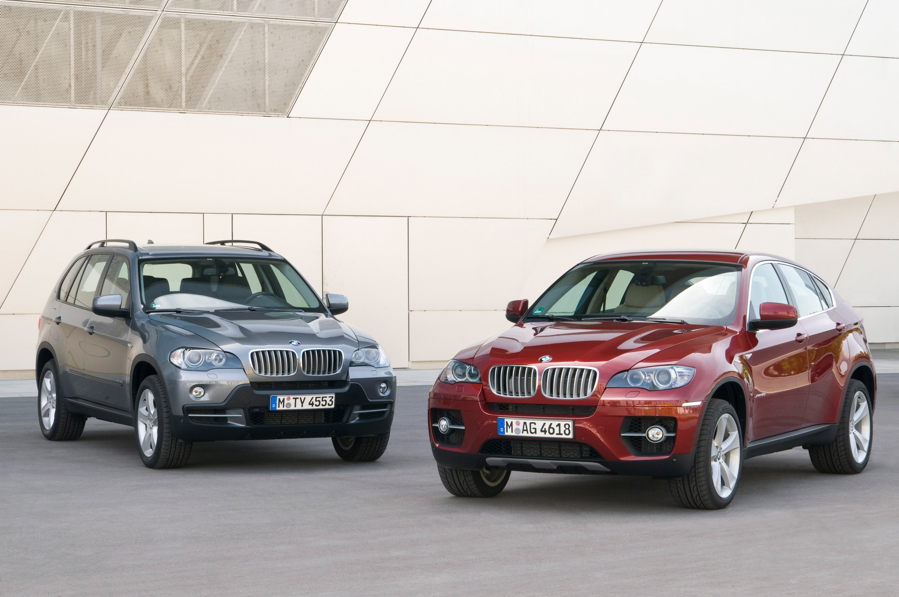 Сравнение бмв х5. BMW x5 x6. BMW x6 и BMW x5. Кроссовер БМВ х5. BMW x5 vs BMW x6.