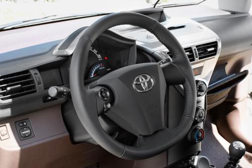 Toyota iQ (2008) - picture 8 of 10