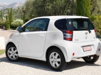 Toyota iQ (2008) - picture 2 of 10