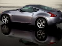 Nissan 370Z Coupe (2009) - picture 2 of 3