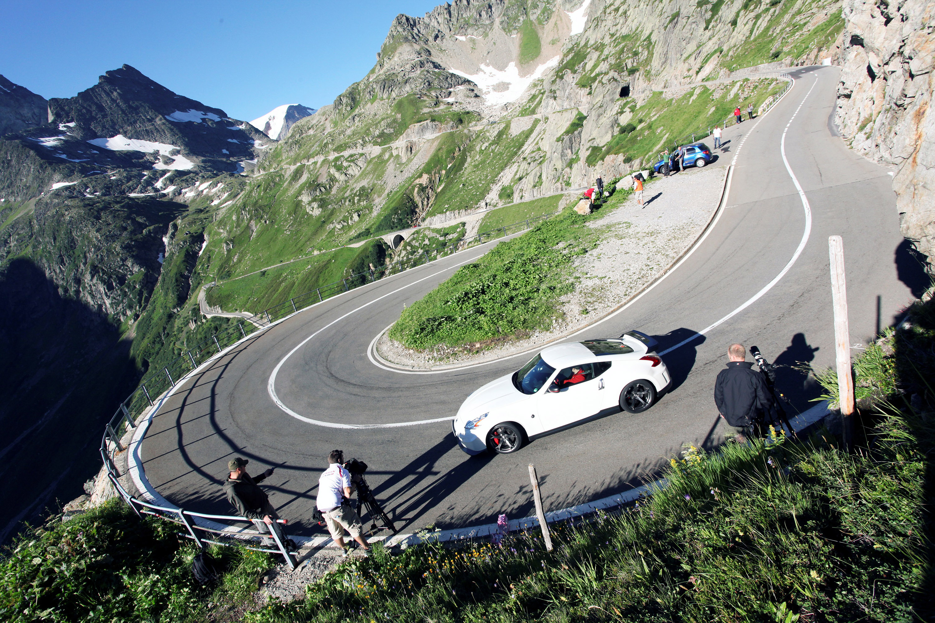 Nissan 370Z Nismo vs Wingsuit