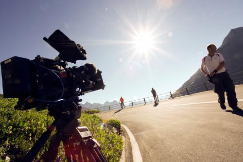 Nissan 370Z Nismo vs Wingsuit (2013) - picture 9 of 14