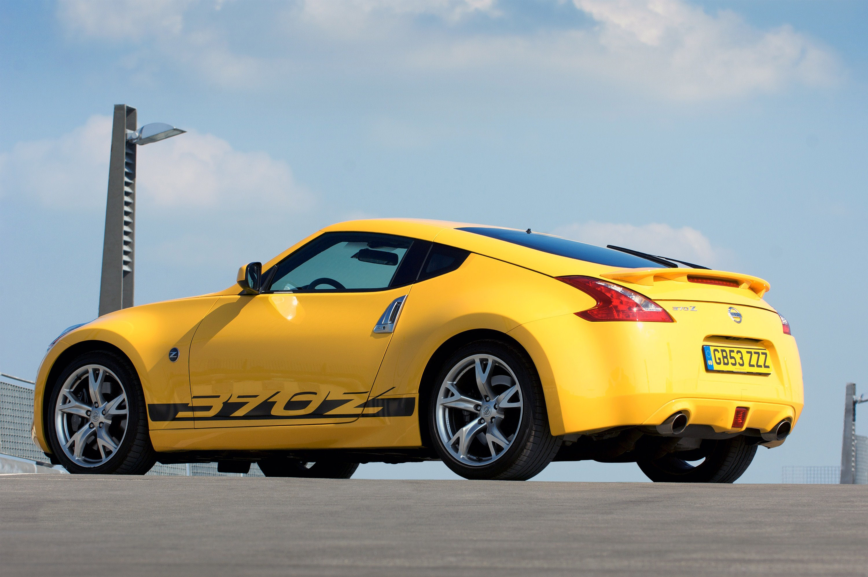 Nissan 370Z Yellow