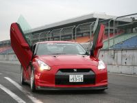 Nissan GT-R with LSD wing doors (2009) - picture 3 of 4