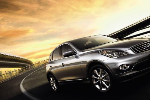 Nissan Skyline Crossover (2010) - picture 1 of 13