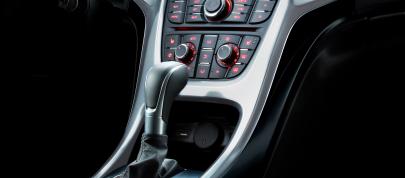 Opel Astra (2010) - picture 15 of 25