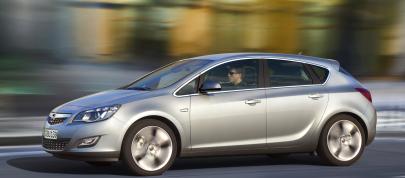 Opel Astra (2010) - picture 20 of 25