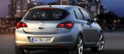Opel Astra (2010) - picture 23 of 25