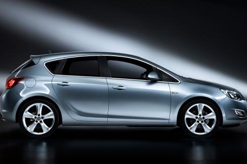 Opel Astra (2010) - picture 1 of 25