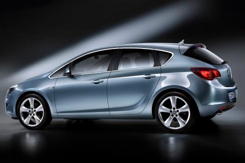Opel Astra (2010) - picture 8 of 25