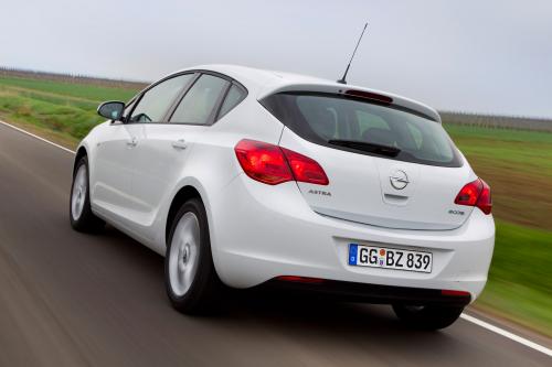 Opel Astra ecoFLEX (2010) - picture 1 of 3