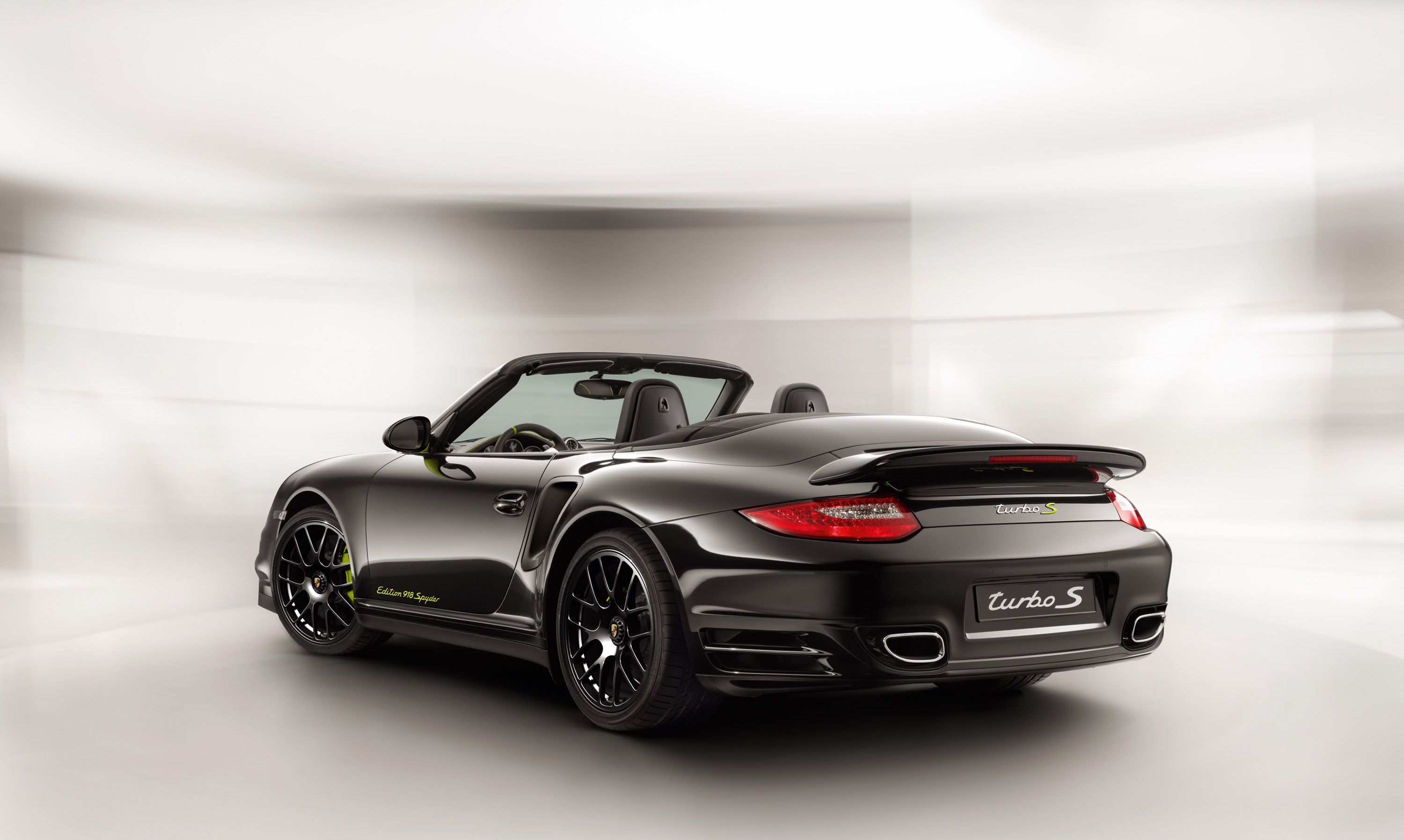 Porsche 911 Turbo S Edition 918 Spyder