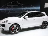 Porsche Cayenne Turbo S Detroit (2013) - picture 2 of 2