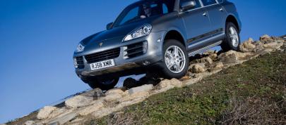 Porsche Cayenne (2010) - picture 12 of 14