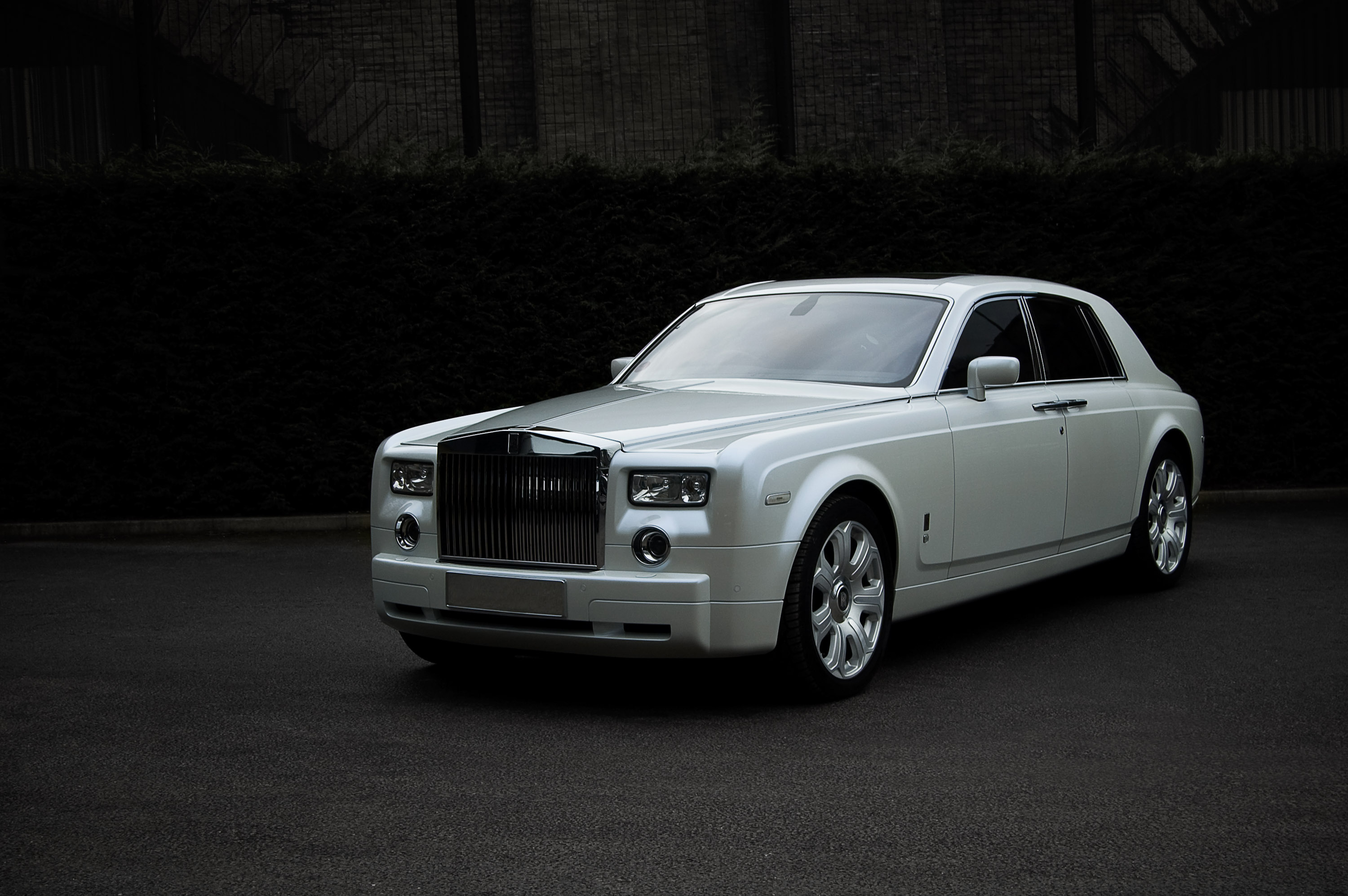 Крутой rolls royce. Rolls Royce Phantom 2009. Rolls Royce Phantom белый. Роллс Ройс Фантом 2009 белый. Роллс Ройс Фантом 2009 года.