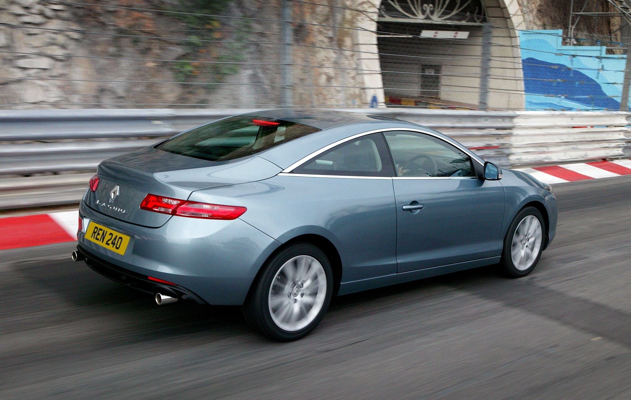 Renault Unveils Laguna Coupe