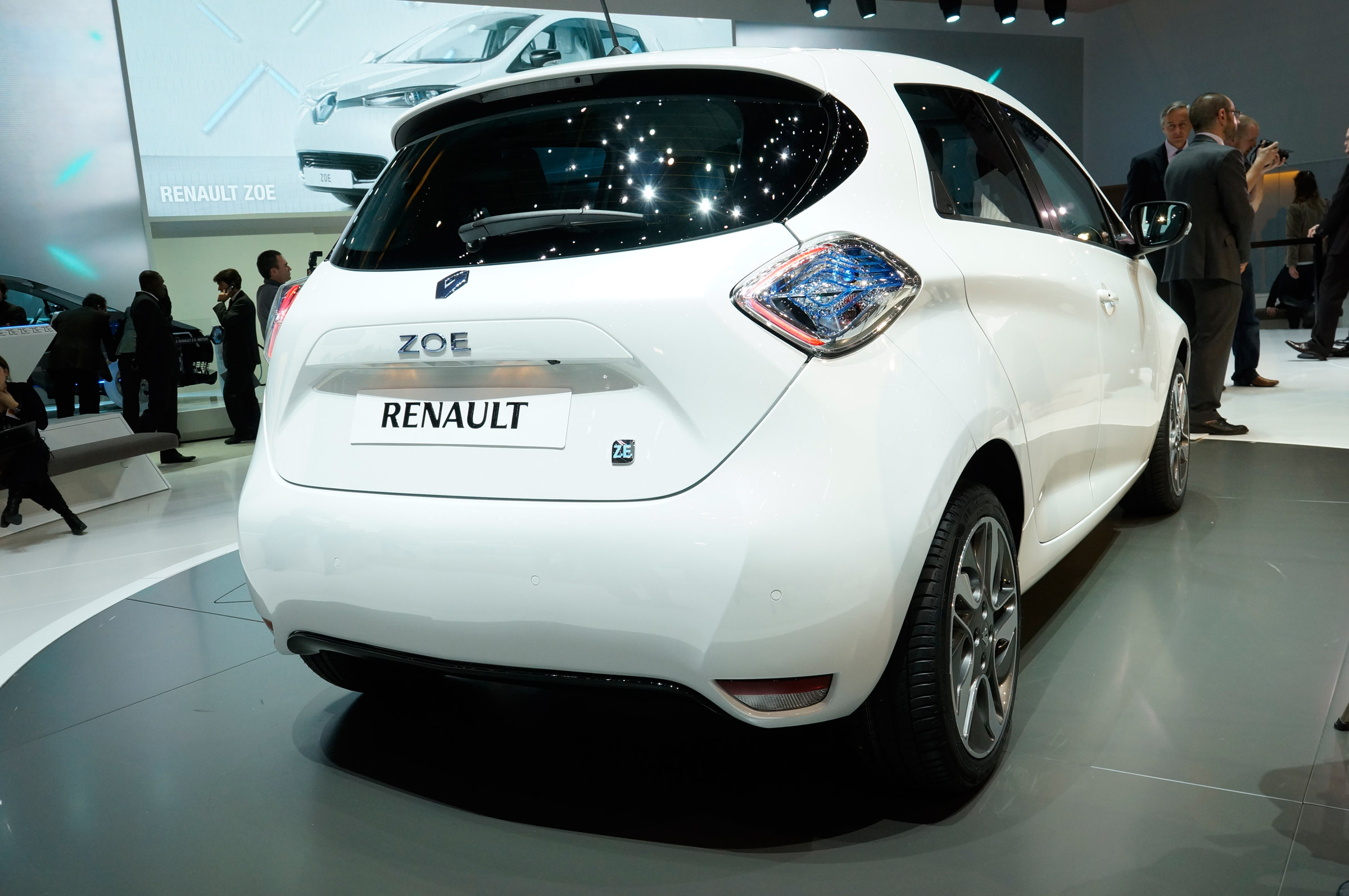 100 renault. Renault Zoe 2012. Tuning Renault Zoe. Renault Zoe "Limited". Renault Zoe Брендинг.