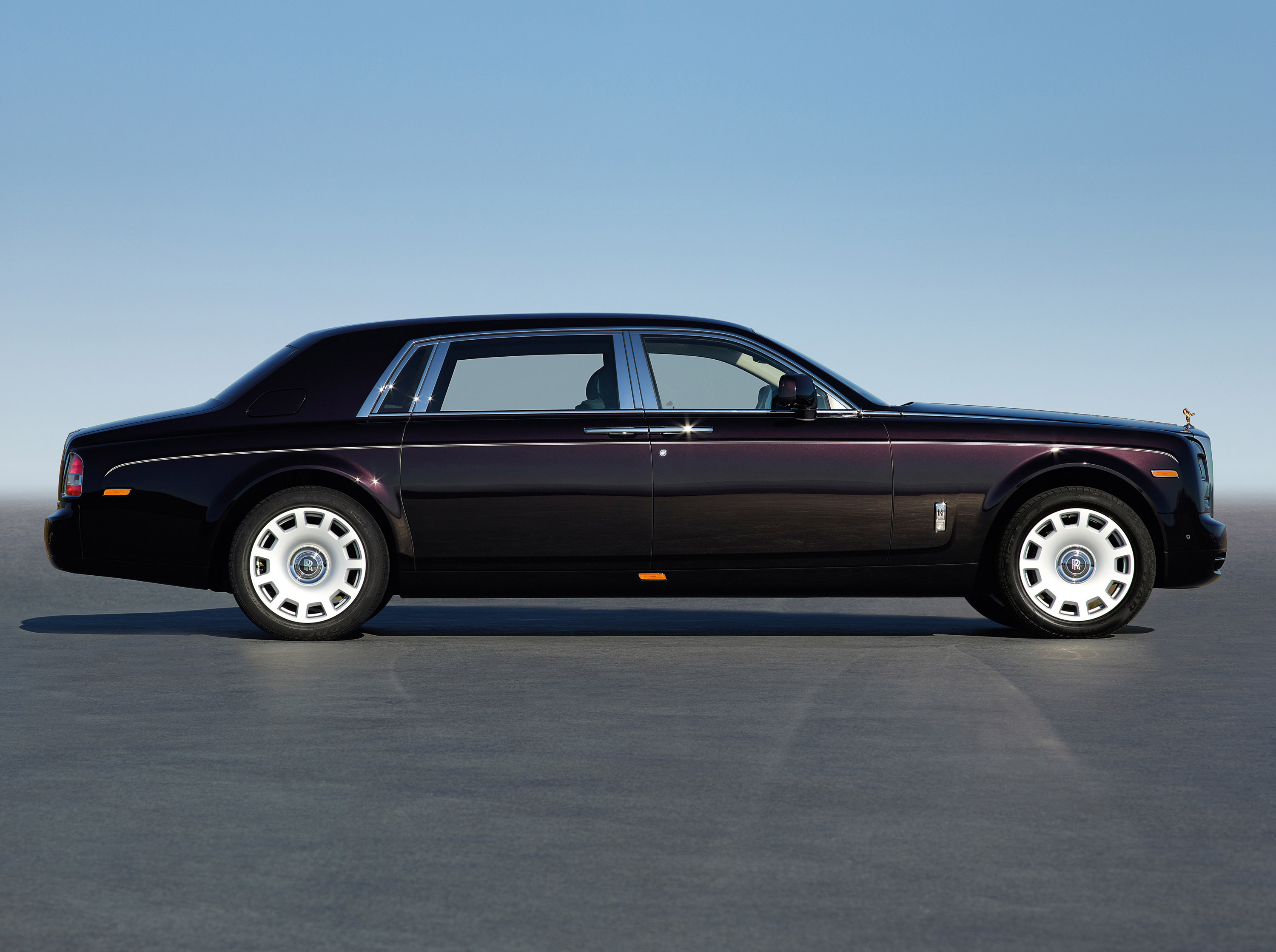 Удлиненные авто. Роллс Ройс Фантом 7. Роллс Ройс седан. Rolls Royce Phantom 2003. Rolls-Royce Phantom VII 2003.