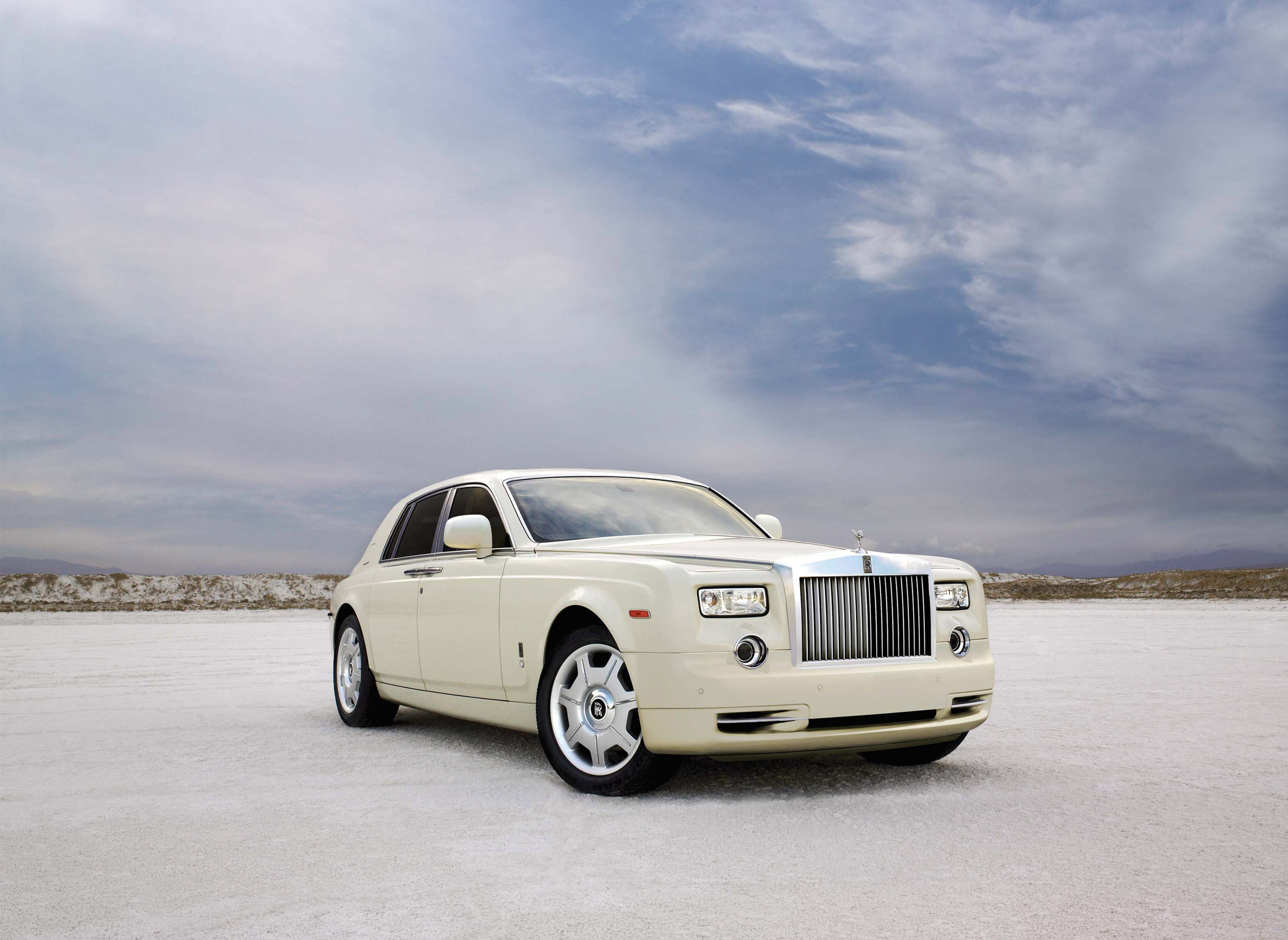 Белый роллс ройс. Rolls Royce Phantom. Роллс Ройс Фантом 2009. Роллс Ройс Фантом 2006. Машина Роллс Ройс Фантом.