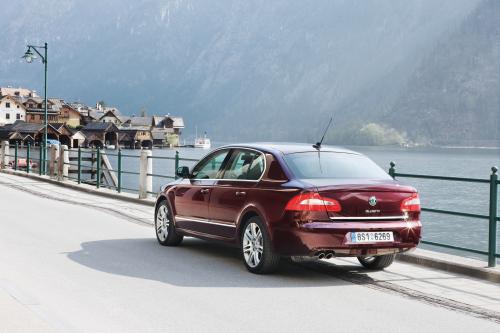 Skoda Superb (2009) - picture 1 of 8
