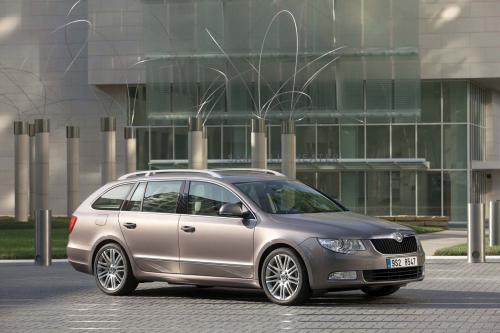 Skoda Superb Combi (2009) - picture 1 of 32