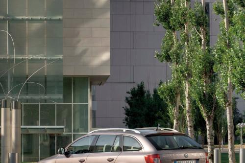 Skoda Superb Combi (2009) - picture 8 of 32