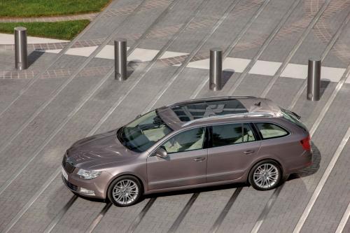 Skoda Superb Combi (2009) - picture 9 of 32