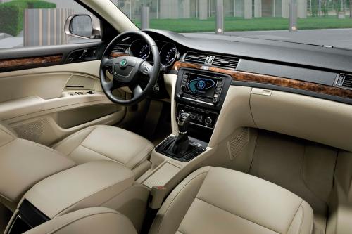 Skoda Superb Combi (2009) - picture 16 of 32
