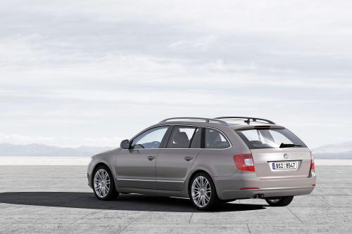 Skoda Superb Combi (2009) - picture 24 of 32